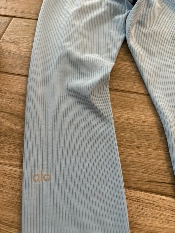 Alo Yoga Leggings - Image 3