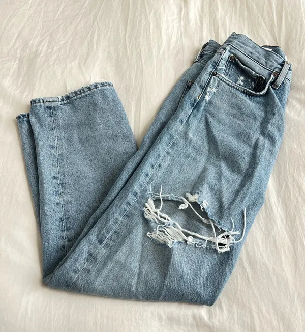 AGOLDE '90s Crop Distressed Jeans in Echo - Image 2
