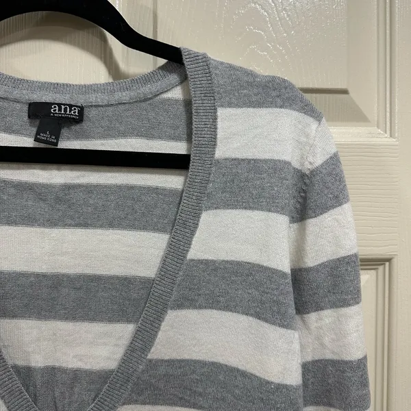 a.n.a. long sleeve deep v-neck sweater Y2K gray and white stripe size large - Image 2