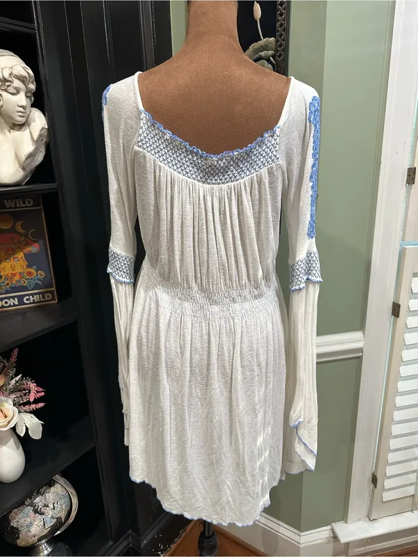 Free People Valley Peasant‑Style Top – Cream with Blue Embroidery – Size Medium - Image 9