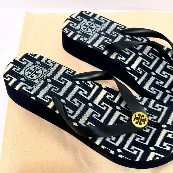 Tory Burch Rubber Printed Flip Flops Women's Size 9.5 Gold Logo Medallion - Image 2