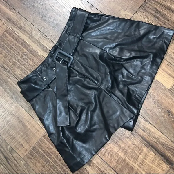 Zara belted high waisted faux leather black classic shorts blogger fav spring - Image 2