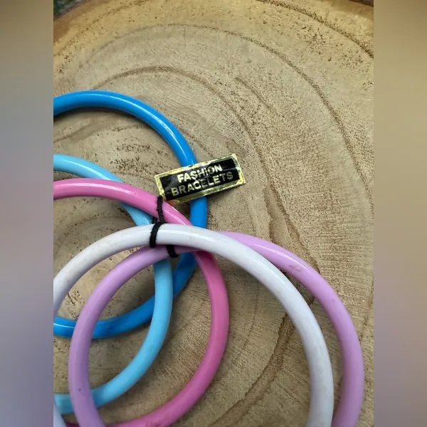 Vintage NOS pastel colorful bangle bracelets, set of 5 - Image 2