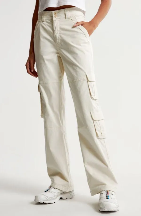 Abercrombie Women's Cream Relaxed Cargo Pants - Image 2