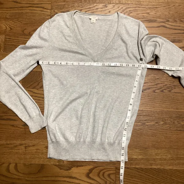 J. Crew woman’s cotton v-neck sweater Light gray Size Medium - Image 5