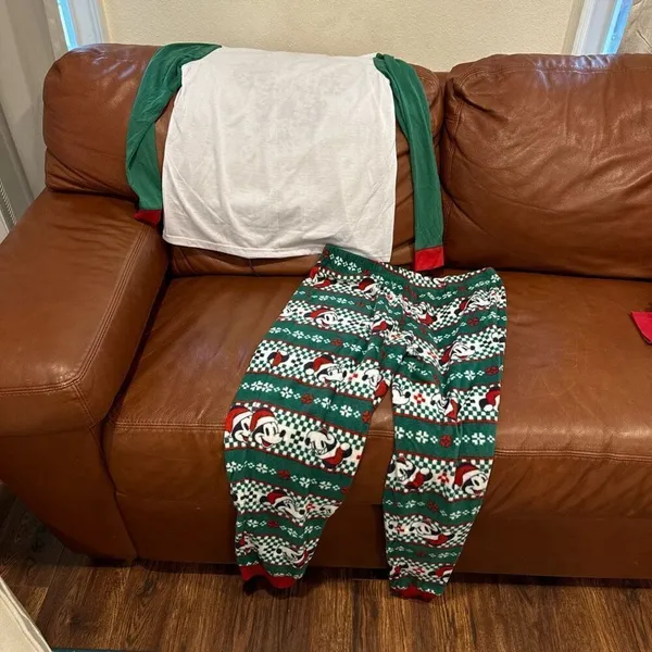 Disney Christmas pajamas size medium - Image 3
