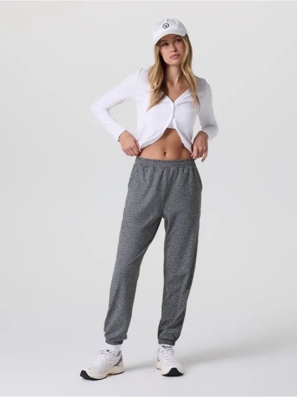 Vuori Boyfriend Sweatpants Joggers Small Gray Athleisure Lounge Minimal Travel - Image 5