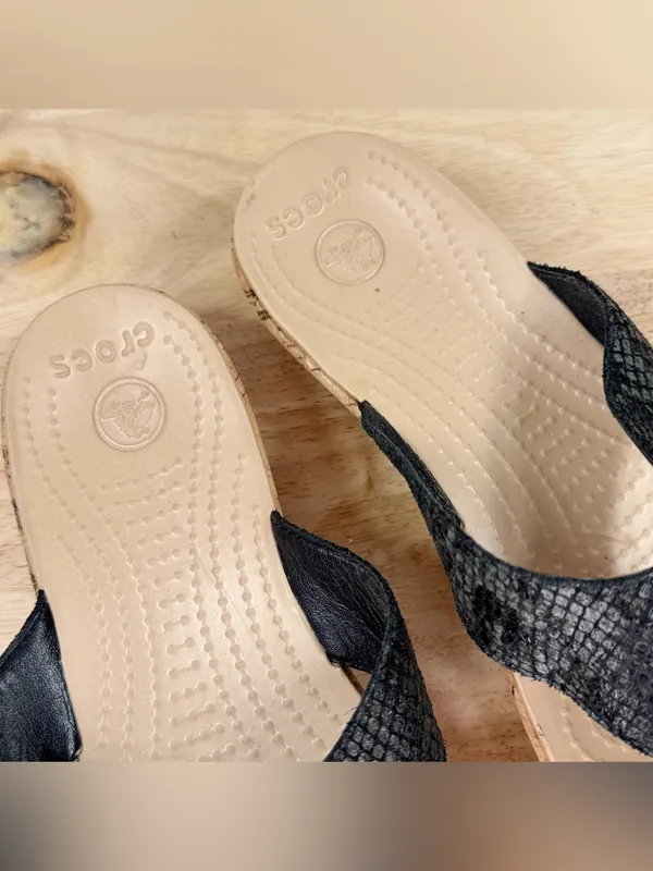 Crocs A Leigh Faux Cork Wedge Thong Sandals Black Tan Size 7 202035 - Image 9
