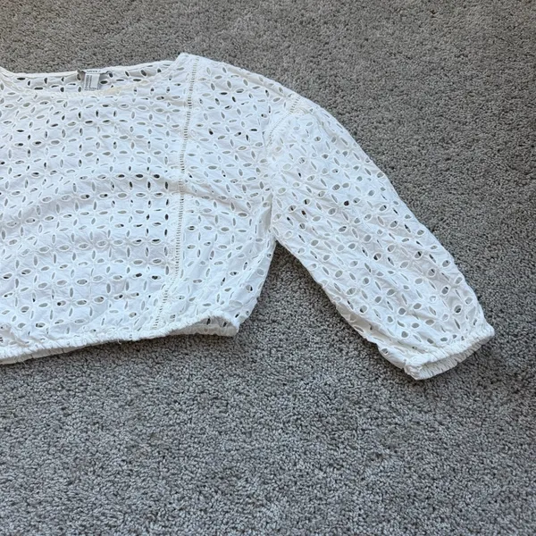 Forever 21 White Eyelet Cropped Blouse Size Medium - Image 3