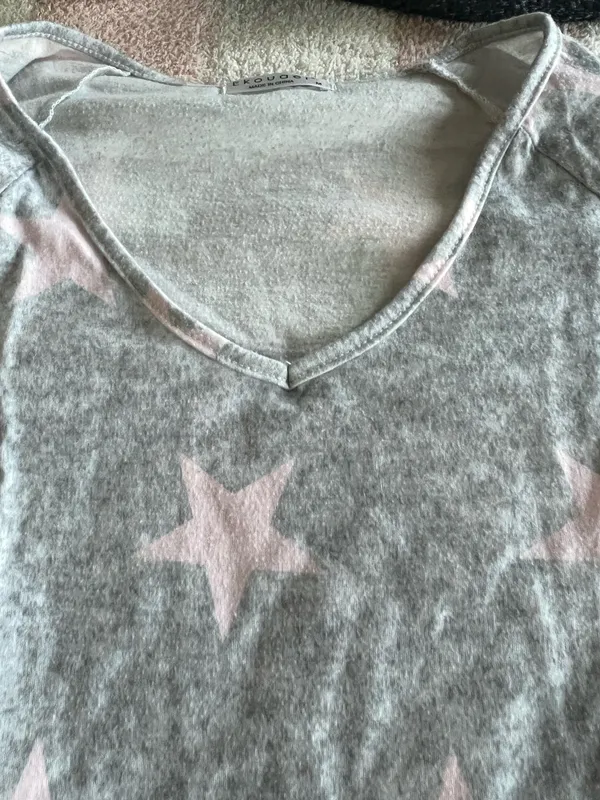 Amazon Soft gray pajama set with pink star pattern. Short-sleeve top and matching shorts. Comfortable and stylish. - Image 5