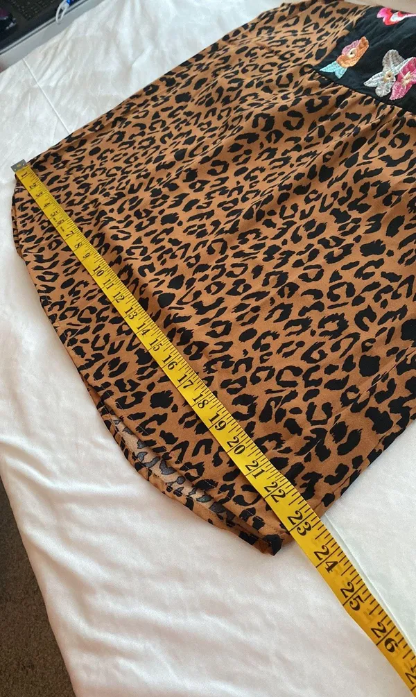 Embroidered and animal print blouse flutter sleeves short V-neckline size large - Image 4