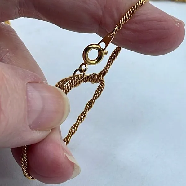 Vintage gold tone oak leaf pendant and 25” approximately chain. - Image 6
