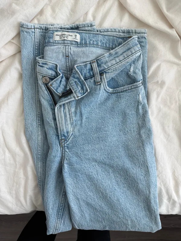 Abercrombie The ’90s Straight Ultra High Rise Light Wash Jeans Size 28/6 - Image 3