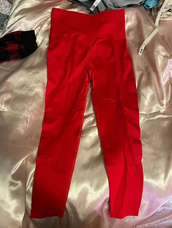 red soft leggings with scrunch - Image 3