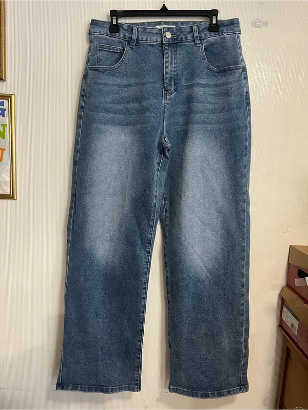 High-Rise Straight-Leg Women’s Jeans in Faded Blue Wash - Image 2