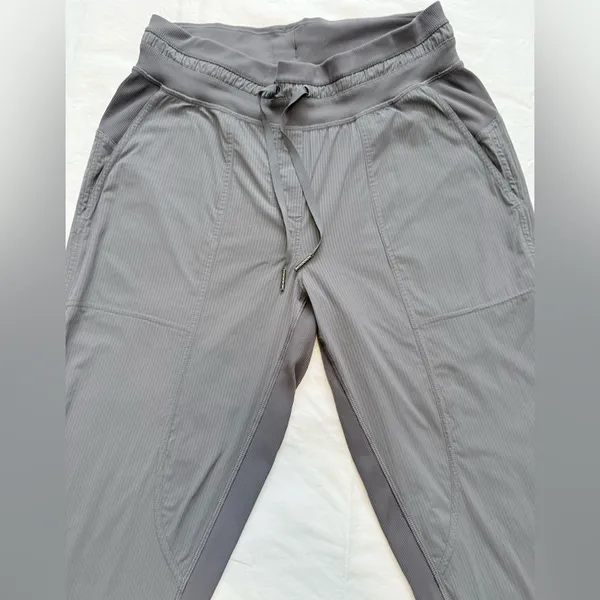 Lululemon dance studio Gray Size 6 cropped pants - Image 2