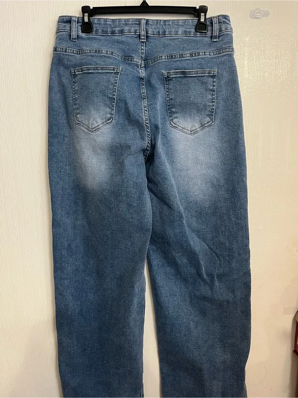 High-Rise Straight-Leg Women’s Jeans in Faded Blue Wash - Image 3