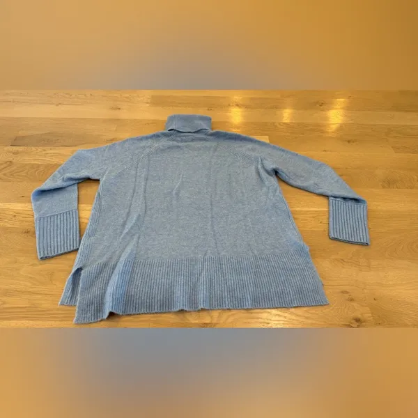 J crew Turtleneck sweater with side slits in Supersoft yarn blue size medium - Image 9