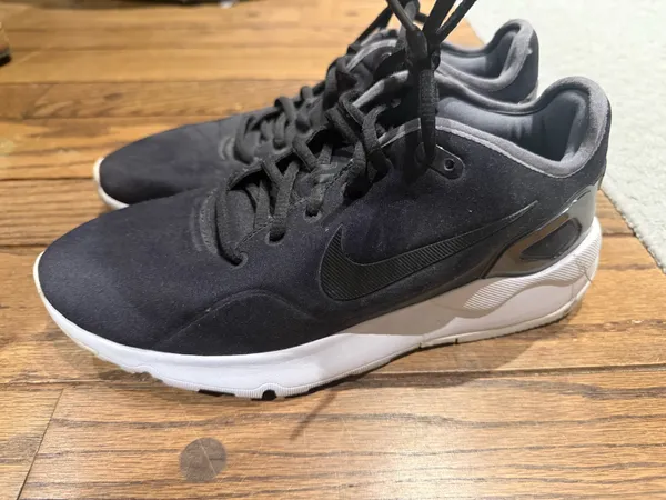 Women’s Nike Lightweight Black Sneakers - Image 2