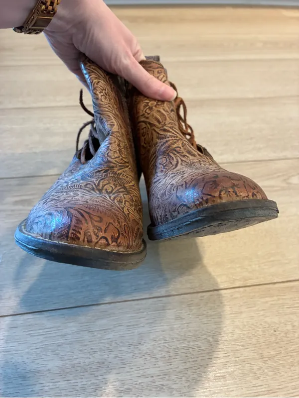 NEW Circle G Women’s Brown Embossed Engraved Lace Round Toe Ankle Boot Size 7.5 - Image 5