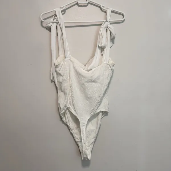 Free‎ People Lola White Crinkle Tie Shoulder Bodysuit Size Medium - Image 6