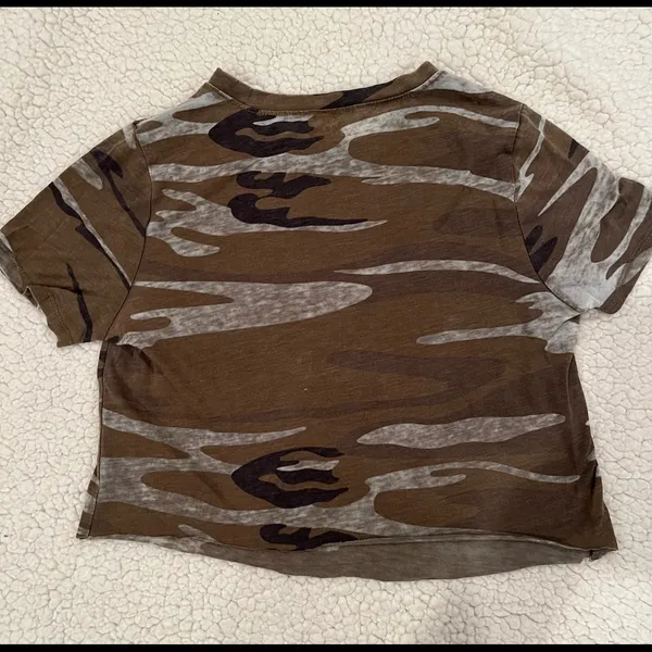 Womens Camo cropped pocket T Shirt Size XS Brand Zoe + Liv - Image 3