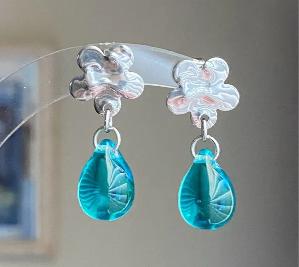 Handmade green opal teardrop Czech glass beads & gold tone stainless steel flower dangle earrings - Image 9