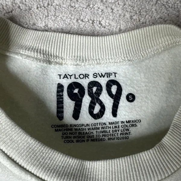 Women's Authentic Taylor Swift Size Small Cream Vault Tour Crewneck Sweater‎ - Image 3