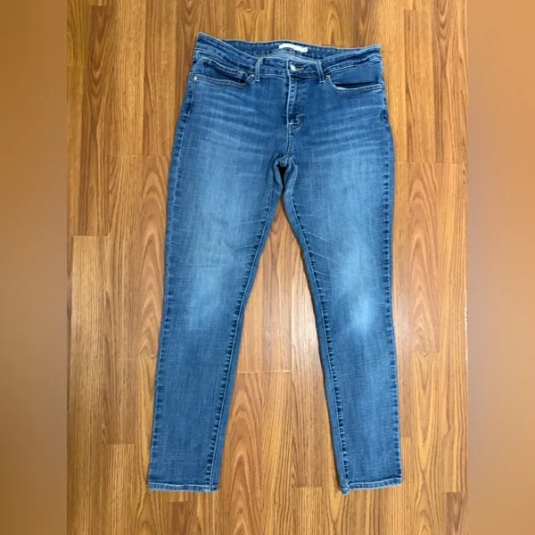 Levi’s 711 Mid Rise Skinny Jeans Size 31. Inseam 29in - Image 2