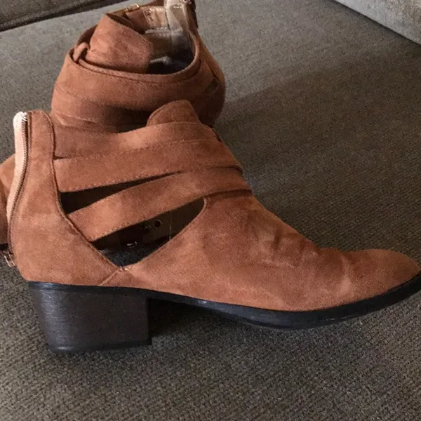 Boots - Image 4