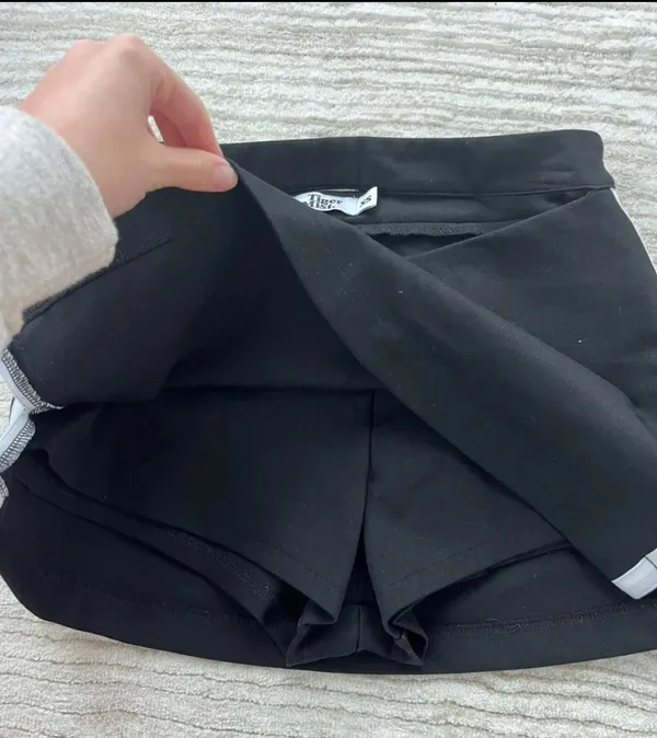 Tiger Mist Black And White Tennis Skirt - Image 4