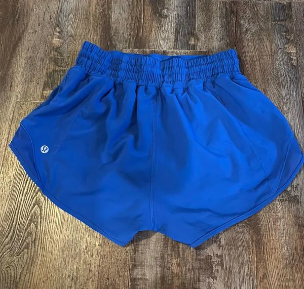 Lululemon Shorts size 4 High-Rise Hotty hot 2.5" - Image 2
