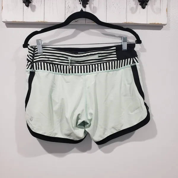 Lululemon Groovy Run Shorts Mint Stripe Size 6 - Image 2