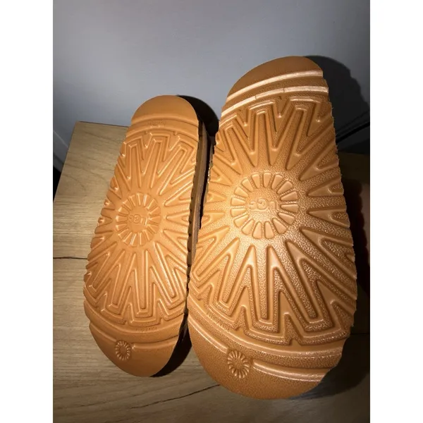 Women's UGG Goldenstar UGGBRAID SHEEPSKIN CLOG NWOB SZ 7‎ Z - Image 2