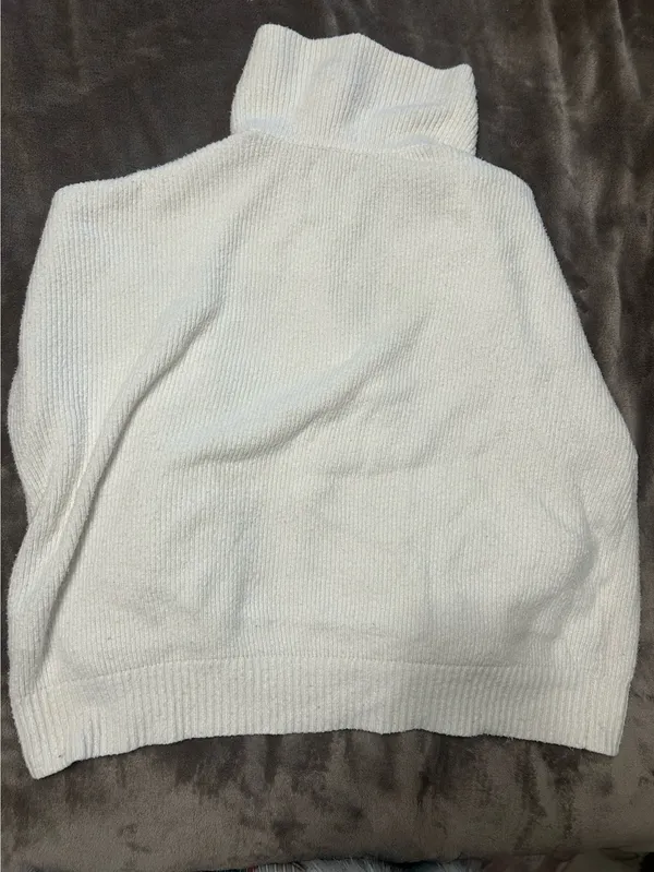 Abercrombie Cream Sweater - Image 4