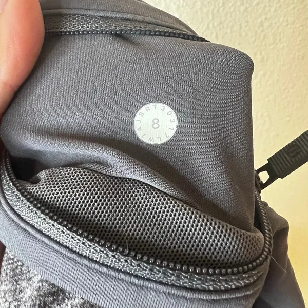 Lululemon Speed Up Short 2.5" in dark carbon gray WOMENS 8 - Image 6