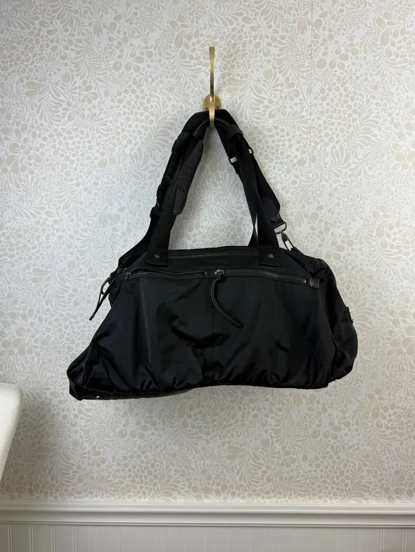 Lululemon Black Work It Out Duffel with Blue Floral Lining - Image 3