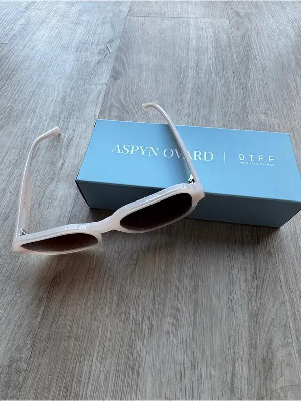 DIFF x Aspyn Ovard Lola Milky Blush Brown Gradient Sunglasses - Image 5