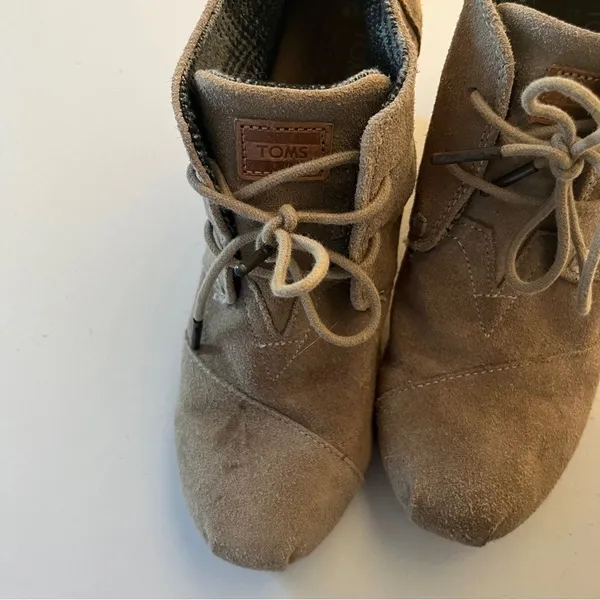 TOMS Suede Desert Tan Lace Up Wedge Ankle Bootie Boots - Women's 8 - Image 4