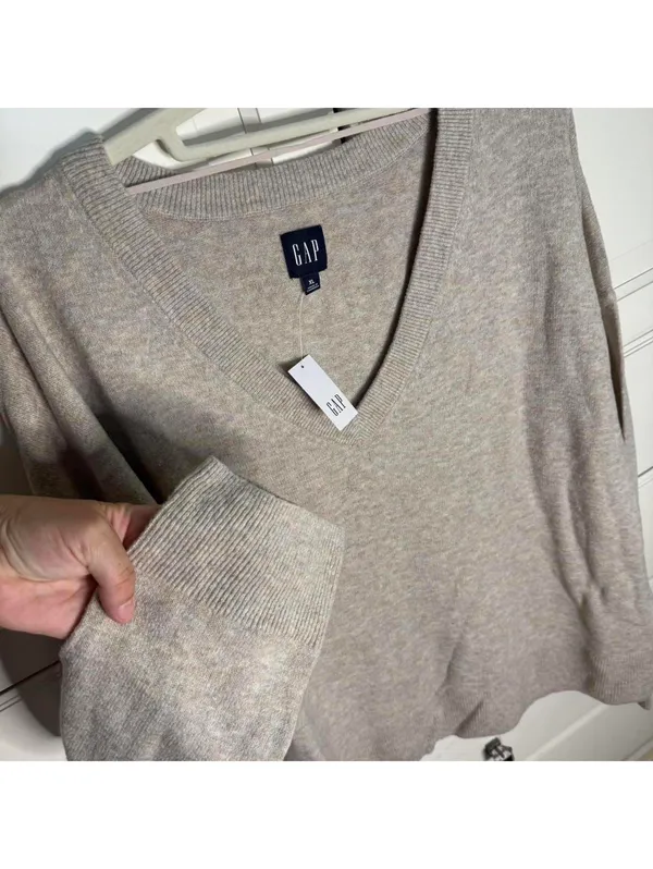 GAP Women's Light Tan V-Neck Sweater - Image 3