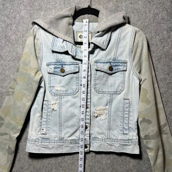 Billabong Womens Denim Jacket Camo Sleeve Hooded Distressed Light Wash Medium - Image 2