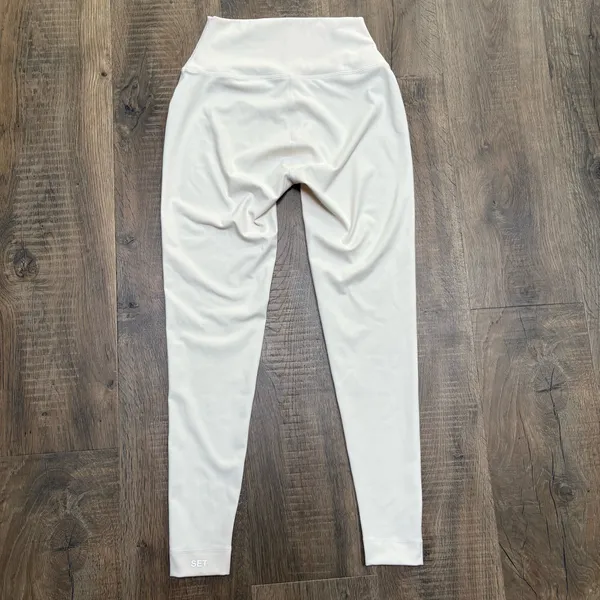 Set Active cream colored high-rise leggings size large - Image 7