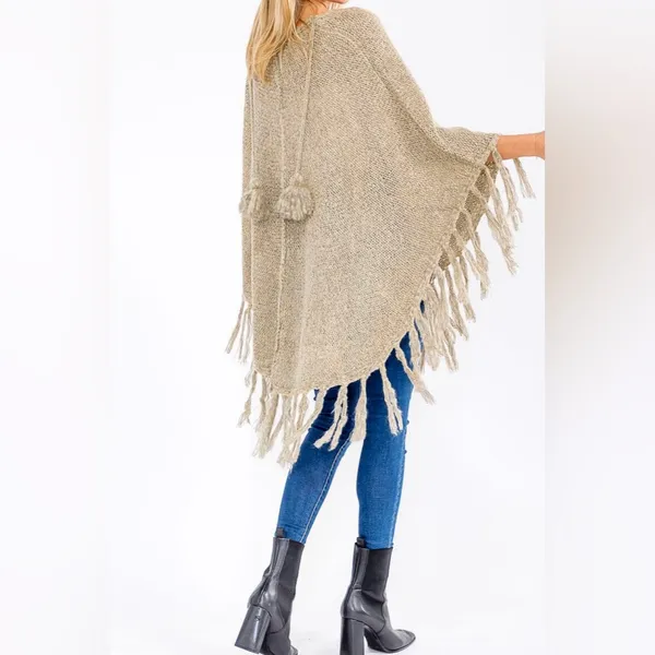 Boutique TRIM FRINGE DETAILED PULLOVER PONCHO Color Taupe - Image 3
