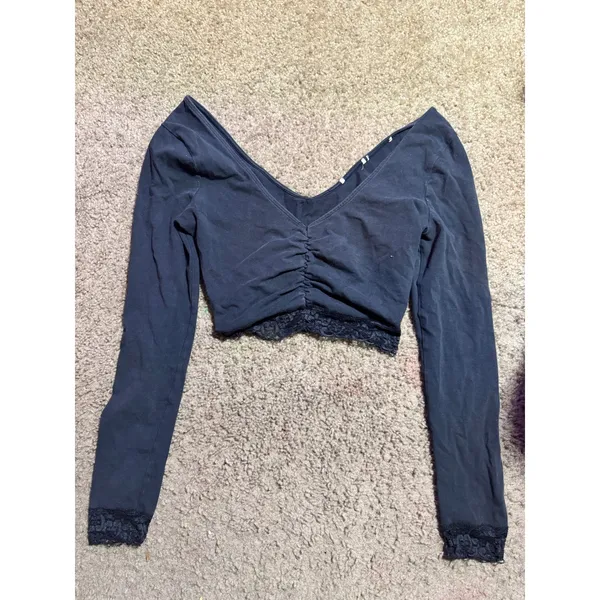 Black Long Sleeve V-Neck Ruched Crop Top with Lace Trim Hem and Cuffs - Image 2