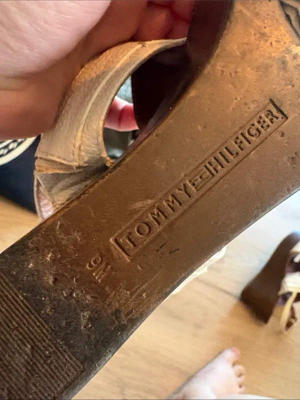 Tommy Hilfiger White Leather T-Strap Logo Sandals - Image 9