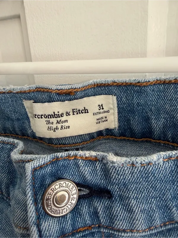 Abercrombie & Fitch The Mom High Rise Jeans Light Wash Size 31 Extra Long - Image 2