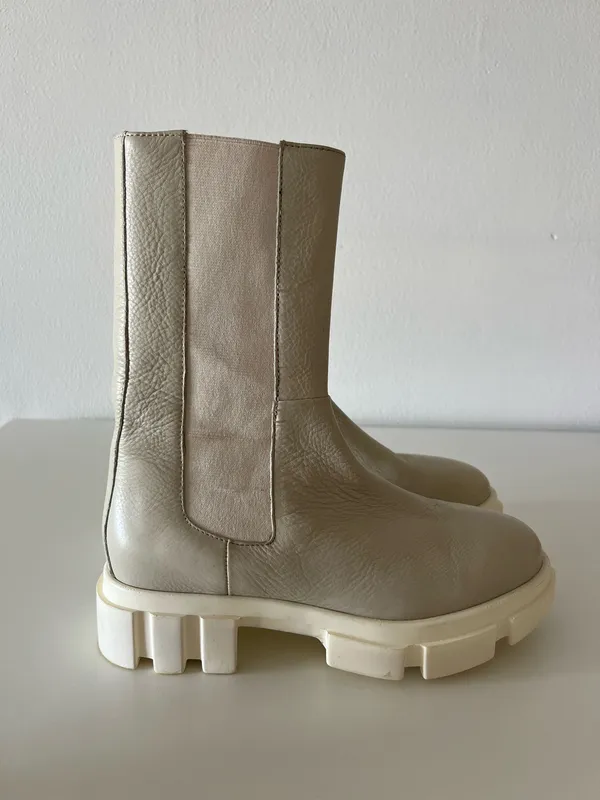 Free People Brooks Lug Sole Chelsea Boots - Chalk Color - Size w 6.5 - Image 2