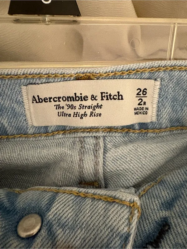 Abercrombie & Fitch Light Wash 90s Straight Ultra High Rise Jeans Size 26 - Image 3