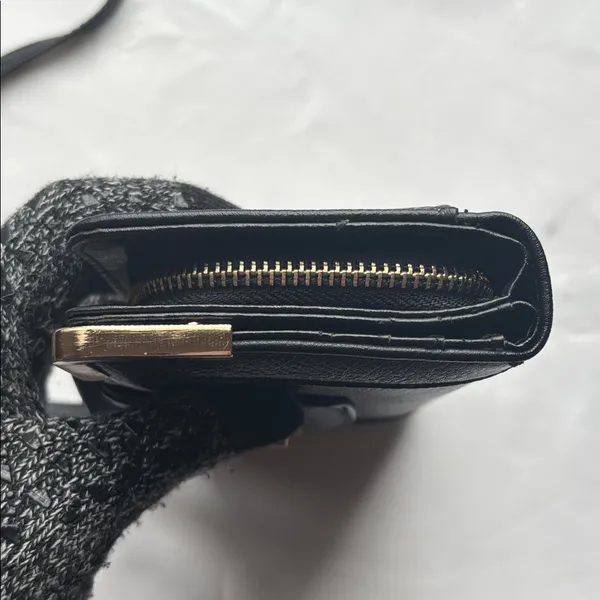 Elegant Black Leather Crossbody Bag GUC - Image 9