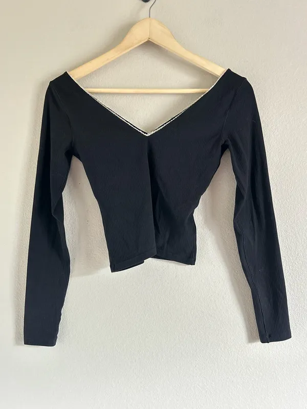 Aerie black long sleeve top with white bow detail. Size: XS MC2-7 - Image 2
